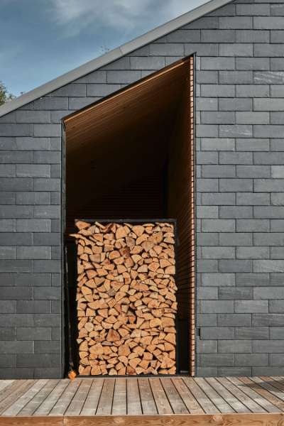 Schiefer, Holz und Stahlprofile in eleganter Symmetrie, Mågevej 11, 4040 Jyllinge, Dänemark